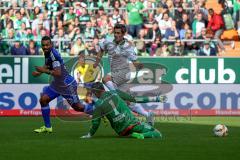 1. BL - Saison 2015/2016 - Werder Bremen - FC Ingolstadt 04 - Ramazan Özcan (#1 FC Ingolstadt 04) wird gefoult - Roger de Oliveira Bernardo (#8 FC Ingolstadt 04) - Fin Bartels (Bremen) - Foto: Jürgen Meyer