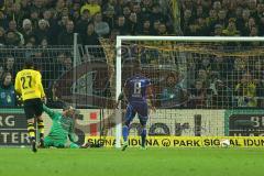 1. Bundesliga - Fußball - Borussia Dortmund - FC Ingolstadt 04 - Pierre-Emerick Aubameyang (BVB 17) mit dem 2:0, Torwart Ramazan Özcan (1, FCI) keine Chance Tor