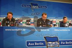 1. Bundesliga - Fußball - Hertha BSC  Berlin - FC Ingolstadt 04 - Pressekonferenz nach dem Spiel Cheftrainer Ralph Hasenhüttl (FCI) links spricht und rechts Cheftrainer Pál Dárdai (Trainer Hertha)
