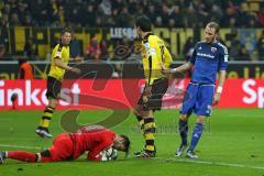 1. Bundesliga - Fußball - Borussia Dortmund - FC Ingolstadt 04 - Torwart Roman Bürki (BVB 38) sicher, Mats Hummels (BVB 15) Moritz Hartmann (9, FCI) zu spät