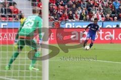 1. Bundesliga - Fußball - Bayer 04 Leverkusen - FC Ingolstadt 04 - Darío Lezcano (37, FCI) Angriff Torwart Kresic, Dario (Leverkusen 25)