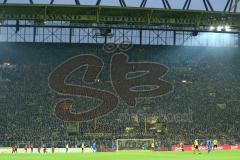 1. Bundesliga - Fußball - Borussia Dortmund - FC Ingolstadt 04 - die gelbe Wand BVB Fans Fahnen