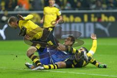 1. Bundesliga - Fußball - Borussia Dortmund - FC Ingolstadt 04 - Darío Lezcano (37, FCI) Mats Hummels (BVB 15) Sturm auf das Tor, Lukasz Piszczek (BVB 26) Hand am Ball