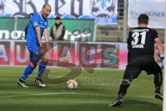 1. Bundesliga - Fußball - SV Darmstadt 98 - FC Ingolstadt 04 - Konstantin Rausch (34 Darmstadt 98) bietet Torwart Christian Mathenia (31 Darmstadt 98) den ball an