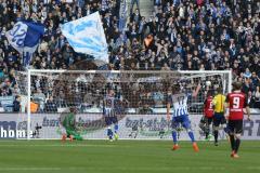 1. Bundesliga - Fußball - Hertha BSC  Berlin - FC Ingolstadt 04 - Tor das 2:0 für Berlin, Torwart Ramazan Özcan (1, FCI) am Boden