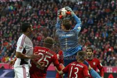 1. Bundesliga - Fußball - FCBayern - FC Ingolstadt 04 - Manuel Neuer (1 Bayern) fängt den hohen Ball von Marvin Matip (34, FCI)
