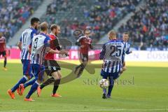 1. Bundesliga - Fußball - Hertha BSC  Berlin - FC Ingolstadt 04 - mitte Moritz Hartmann (9, FCI) kommt nicht an John Brooks (Hertha 25) vorbei
