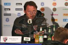 1. Bundesliga - Fußball - SV Darmstadt 98 - FC Ingolstadt 04 - Pressekonferenz Cheftrainer Ralph Hasenhüttl (FCI) angespannt wegen der Fragen zum eventuellen Wechsel