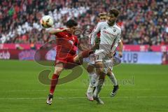 1. Bundesliga - Fußball - FCBayern - FC Ingolstadt 04 - Robert Lewandowski (9 Bayern) rettet den Ball vor Mathew Leckie (7, FCI)