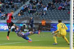 1. Bundesliga - Fußball - Hertha BSC  Berlin - FC Ingolstadt 04 - Lukas Hinterseer (16, FCI) zieht ab, Niklas Stark (Hertha 5) stört, links Torwart Rune Jarstein (Hertha 22)