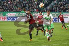 1. Bundesliga - Fußball - VfL Wolfsburg - FC Ingolstadt 04 -  Ball verfehlt das Tor Marvin Matip (34, FCI) und Robin Knoche (Wolfsburg 31)