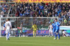 1. Bundesliga - Fußball - SV Darmstadt 98 - FC Ingolstadt 04 - Tor zum 2:0 für Darmstadt, Torwart Ramazan Özcan (1, FCI) holt den Ball