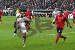 1. Bundesliga - Fußball - Eintracht Frankfurt - FC Ingolstadt 04 - rettet den Ball Marvin Matip (34, FCI) vor Carlos Zambrano (5 Frankfurt)