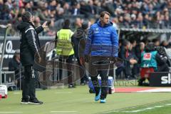 1. Bundesliga - Fußball - Eintracht Frankfurt - FC Ingolstadt 04 - Co-Trainer Michael Henke (FCI) und Cheftrainer Ralph Hasenhüttl (FCI) angespannt