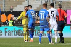 1. Bundesliga - Fußball - SV Darmstadt 98 - FC Ingolstadt 04 - Torwart Ramazan Özcan (1, FCI) und Sandro Wagner (14 Darmstadt 98) im Streit