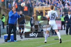 1. Bundesliga - Fußball - SV Darmstadt 98 - FC Ingolstadt 04 - Cheftrainer Ralph Hasenhüttl (FCI) wirft Ball zu Max Christiansen (19, FCI)