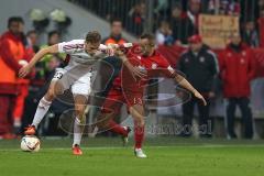 1. Bundesliga - Fußball - FCBayern - FC Ingolstadt 04 - Robert Bauer (23, FCI) und rechts Rafinha (13 Bayern)