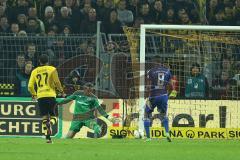 1. Bundesliga - Fußball - Borussia Dortmund - FC Ingolstadt 04 - Pierre-Emerick Aubameyang (BVB 17) mit dem 2:0, Torwart Ramazan Özcan (1, FCI) keine Chance Tor