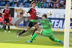 1. Bundesliga - Fußball - TSG 1899 Hoffenheim - FC Ingolstadt 04 - Pascal Groß (10, FCI) zieht ab, Torwart Oliver Baumann (TSG 1) hält