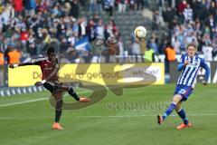 1. Bundesliga - Fußball - Hertha BSC  Berlin - FC Ingolstadt 04 - Flanke links Danny da Costa (21, FCI) rechts Johannes van den Bergh