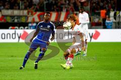 1. Bundesliga - Fußball - 1. FC Köln - FC Ingolstadt 04 - Roger de Oliveira Bernardo (8, FCI) spielt den Ball an Kazuki Nagasawa (25,FCKöln) vorbei. Foto: Adalbert Michalik