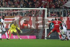 1. Bundesliga - Fußball - FCBayern - FC Ingolstadt 04 - Torwart Ramazan Özcan (1, FCI) Abwehr von Robert Lewandowski (9 Bayern) durch rechts Robert Bauer (23, FCI)