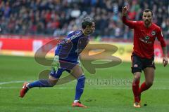 1. Bundesliga - Fußball - Eintracht Frankfurt - FC Ingolstadt 04 - Torwart Ramazan Özcan (1, FCI) und Marco Russ (4 Frankfurt) beschwert sich