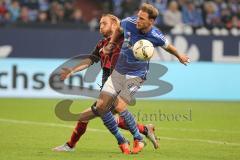 1. BL - Saison 2015/2016 - Schalke 04 - FC Ingolstadt 04 -  Moritz Hartmann (#9 FC Ingolstadt 04) - Benedikt Höwedes (4, Schalke) - Foto: Jürgen Meyer