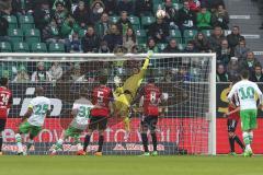 1. Bundesliga - Fußball - VfL Wolfsburg - FC Ingolstadt 04 -  Torwart Ramazan Özcan (1, FCI) kann abwehren