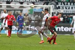 1. Bundesliga - Fußball - Eintracht Frankfurt - FC Ingolstadt 04 - links Darío Lezcano (37, FCI) rechts David Abraham (19 Frankfurt)