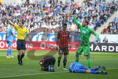 1. Bundesliga - Fußball - TSG 1899 Hoffenheim - FC Ingolstadt 04 - Benjamin Hübner (5, FCI) und Ermin Bicakcic (TSG 4) stoßen zusammen und Ermin Bicakcic (TSG 4) erleidet eine Platzwunde, Torwart Oliver Baumann (TSG 1) Darío Lezcano (37, FCI)