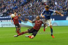 1. Bundesliga - Fußball - FC Schalke 04 - FC Ingolstadt 04 - Moritz Hartmann (9, FCI) beim Flugkopfball gegen Benedikt Höwedes (4, Schalke). Pascal Groß (10, FCI) schaut im Hintergrund zu. Foto: Adalbert Michalik