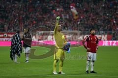 1. Bundesliga - Fußball - FCBayern - FC Ingolstadt 04 - Spiel ist aus Niederlage, das Team bedankt sich bei den Fans Torwart Ramazan Özcan (1, FCI) Almog Cohen (36, FCI)