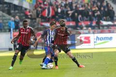 1. Bundesliga - Fußball - Hertha BSC  Berlin - FC Ingolstadt 04 - rechts Mathew Leckie (7, FCI) holt sich den Ball von mitte Genki Haraguchi, links Roger de Oliveira Bernardo (8, FCI)