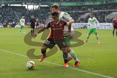 1. Bundesliga - Fußball - VfL Wolfsburg - FC Ingolstadt 04 -  Darío Lezcano (37, FCI) gegen Robin Knoche (Wolfsburg 31)