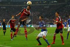 1. Bundesliga - Fußball - FC Schalke 04 - FC Ingolstadt 04 - Markus Suttner (29, FCI)  rettet vor Franco Di Santo (9, Schalke) mit dem Kopf. Foto: Adalbert Michalik