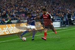 1. Bundesliga - Fußball - FC Schalke 04 - FC Ingolstadt 04 - Mathew Leckie (7, FCI) versucht den Ball von Junior Caicara (3, Schalke) zu bekommen. Foto: Adalbert Michalik