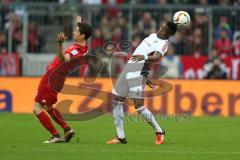 1. Bundesliga - Fußball - FCBayern - FC Ingolstadt 04 - Formation mit dem Ball, Robert Lewandowski (9 Bayern) und Roger de Oliveira Bernardo (8, FCI)