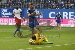 1. Bundesliga - Fußball - Hamburger SV - FC Ingolstadt 04 - Lukas Hinterseer (16, FCI) kommt zu spät und springt über Torwart Adler, René (15 HSV)