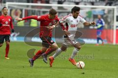 1. Bundesliga - Fußball - Eintracht Frankfurt - FC Ingolstadt 04 - Bastian Oczipka (6 Frankfurt) und rechts Darío Lezcano (37, FCI)