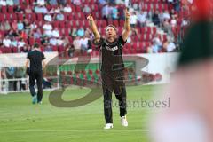 1. Bundesliga - Fußball - FC Augsburg - FC Ingolstadt 04 - Jubel Sieg mit den Fans, Cheftrainer Ralph Hasenhüttl (FCI) bedankt sich bei den Fans