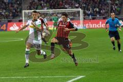 1. Bundesliga - Fußball - Borussia Mönchengladbach - FC Ingolstadt 04 - Mathew Leckie (7, FCI) gewinnt das Laufduell gegen Granit Xhaka (34, Mönchengladbach). Foto: Adalbert Michalik