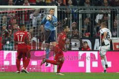 1. Bundesliga - Fußball - FCBayern - FC Ingolstadt 04 - Manuel Neuer (1 Bayern) fängt den Ball von rechts Lukas Hinterseer (16, FCI)