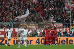 1. Bundesliga - Fußball - FCBayern - FC Ingolstadt 04 - Tor für Bayern 1:0 durch Robert Lewandowski (9 Bayern) Rafinha (13 Bayern) jubelt mit Thiago (6 Bayern)