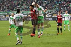 1. Bundesliga - Fußball - VfL Wolfsburg - FC Ingolstadt 04 -  Kopfballduell Darío Lezcano (37, FCI) gegen Robin Knoche (Wolfsburg 31)