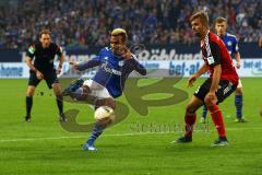 1. Bundesliga - Fußball - FC Schalke 04 - FC Ingolstadt 04 - Lukas Hinterseer (16, FCI) kann EricMaxim Choupo-Moting (13, Schalke) nicht am Schuss hindern. Foto: Adalbert Michalik