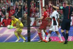 1. Bundesliga - Fußball - FCBayern - FC Ingolstadt 04 - Torwart Ramazan Özcan (1, FCI) fängt den Ball von Robert Lewandowski (9 Bayern)