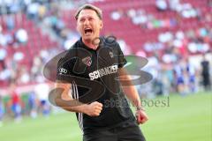 1. Bundesliga - Fußball - FC Augsburg - FC Ingolstadt 04 - Jubel Sieg mit den Fans, Cheftrainer Ralph Hasenhüttl (FCI) feiert bei den Fans, Schrei Faust