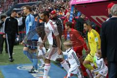 1. Bundesliga - Fußball - FCBayern - FC Ingolstadt 04 - Einmarsch ins Stadion Marvin Matip (34, FCI) und Manuel Neuer (1 Bayern)