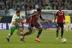 1. Bundesliga - Fußball - VfL Wolfsburg - FC Ingolstadt 04 -  Danny da Costa (21, FCI) stürmt nach vorner links Daniel Caligiuri (Wolfsburg 7)